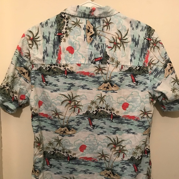 Fitted Hawaiian print shirt. - Picture 3 of 3